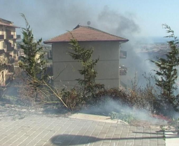 Fiamme lambiscono case popolari e il Parco di Giufa' e i Paladini a Favara